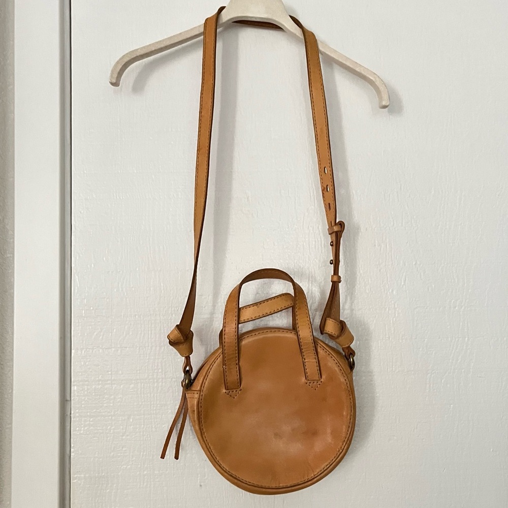 Madewell "Juno" Crossbody Round Bag Saddle Leather - Picture 2 of 7